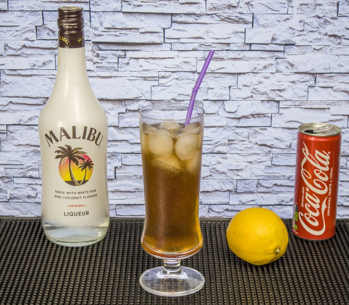 фото ликёра Малибу с колой и лимонным соком